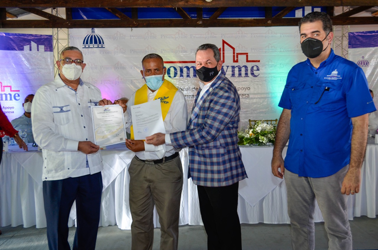 PROMIPYME entrega 9.8 millones en préstamos a jóvenes emprendedores de Pedernales.